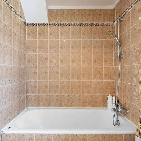 4 Bedroom Pet Friendly In *